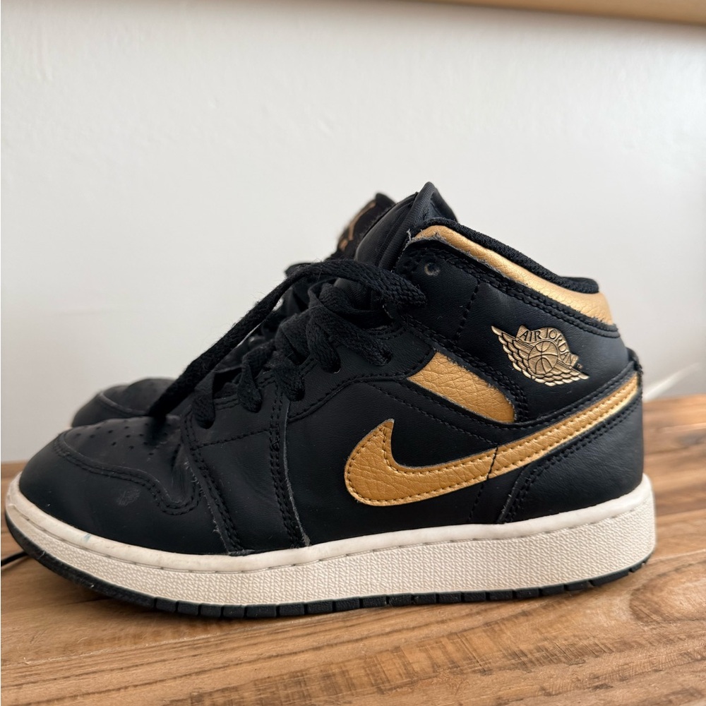 Jordan 1 Mid
Black Metallic Gold Swoosh